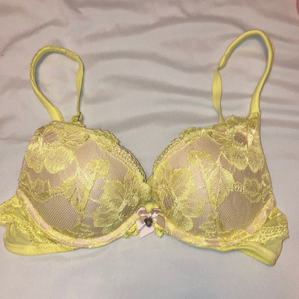 Womens Victoria’s Secret Body By Victoria allover lace yellow pushup plunge bra